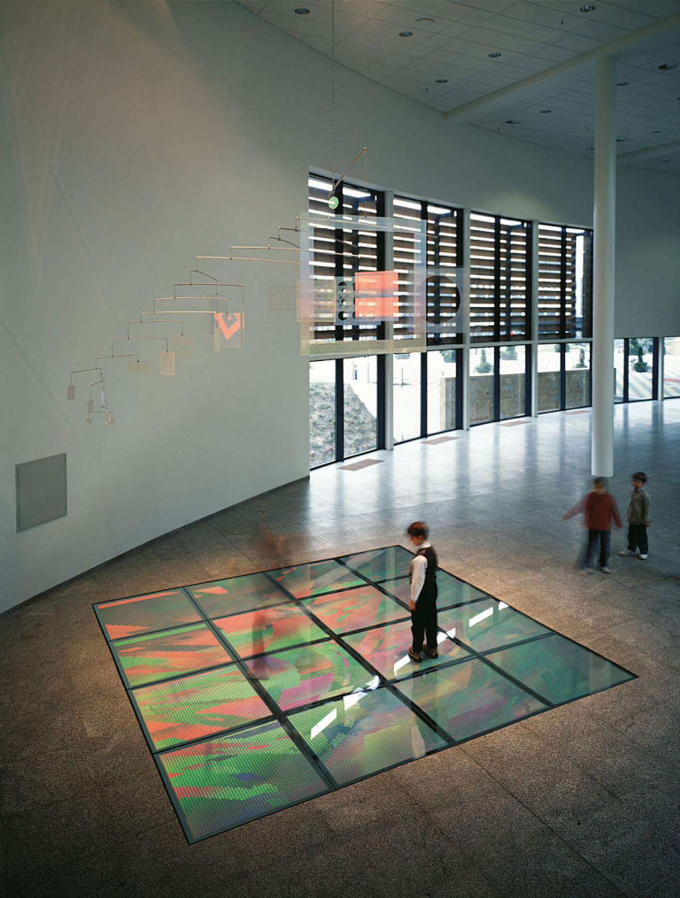 Ein Junge steht auf der Installation von Dieter Jung im Europäischen Patentamt