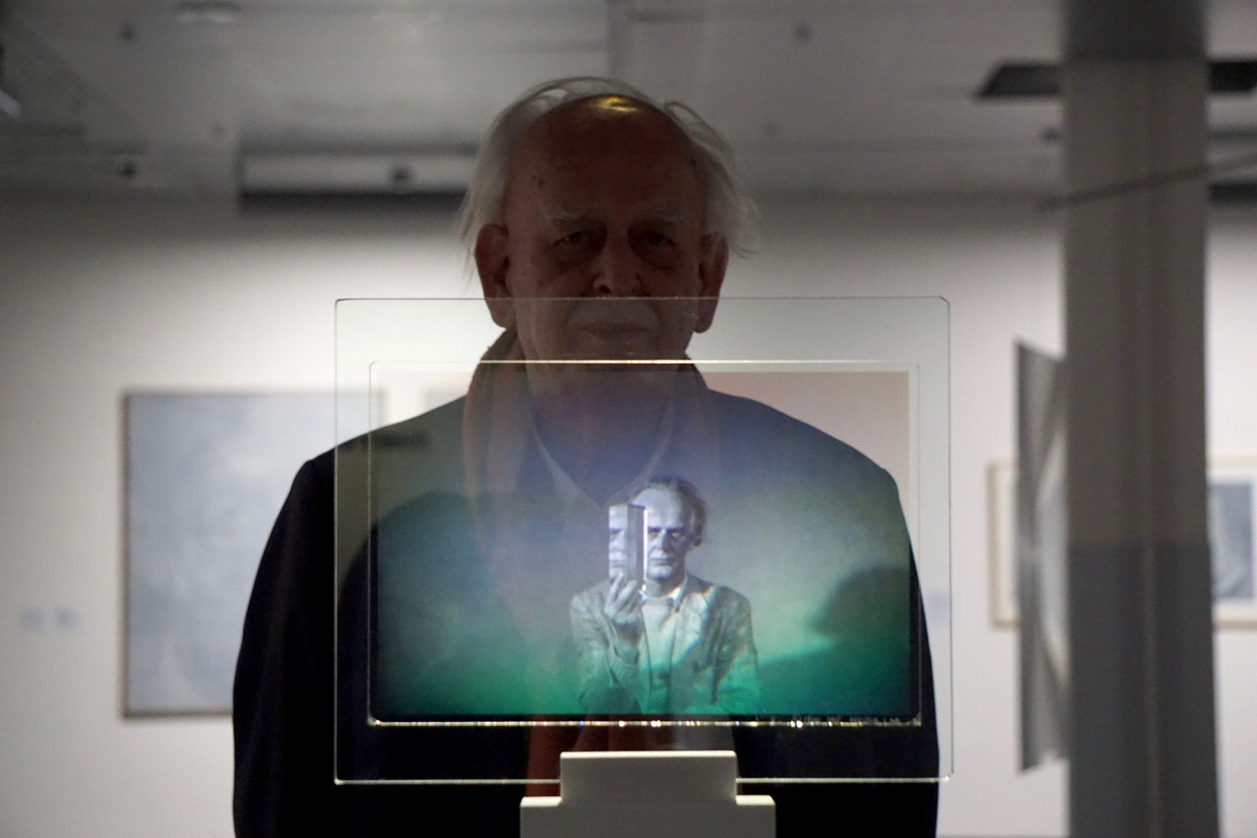 Dieter Jung steht hinter seinem Portrait-Hologramm